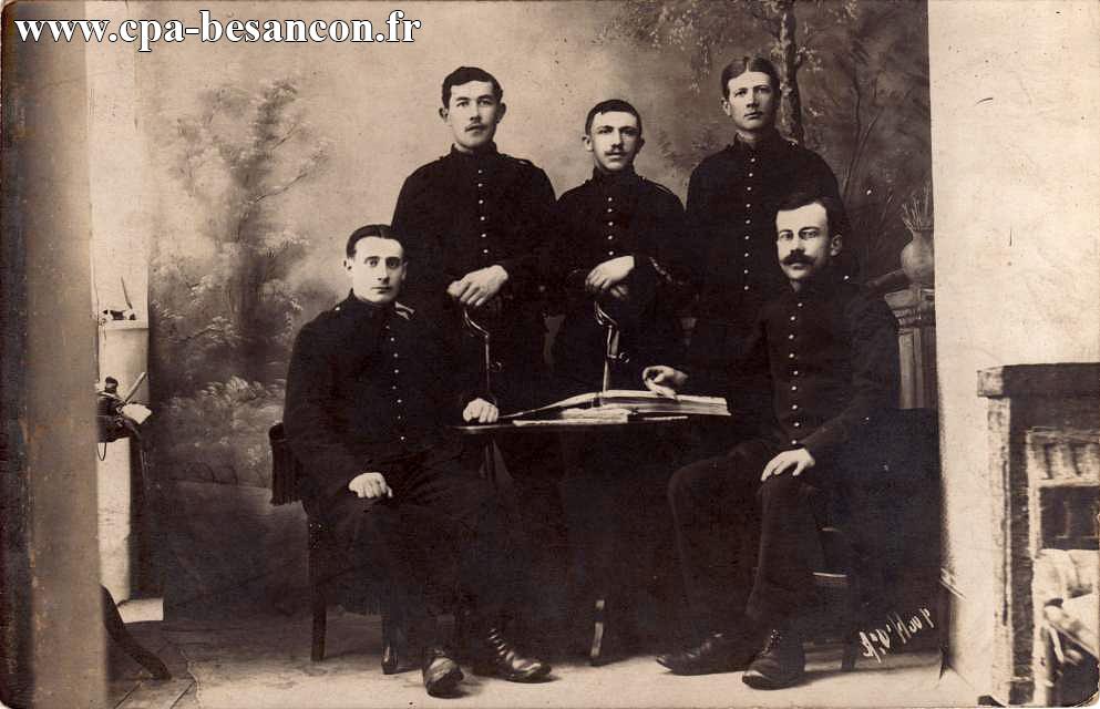 BESANÇON - 4e Régiment d'Artillerie - De gauche à droite : Truchet (bijoutier), Coudert (viticulteur), Jeanerod (employer de commerce), Jean, Meynier (instituteur)